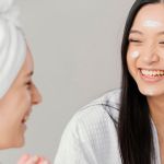 Có nên bôi kem chống nắng vào ban đêm? Chuyên gia giải đáp nỗi lo của chị em